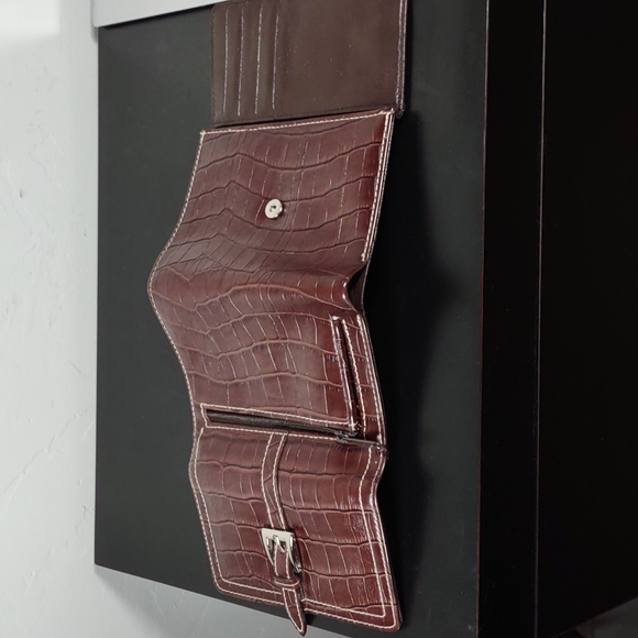 Quad-Fold Croc Embossed Leather Wallet - Picture 5 of 10